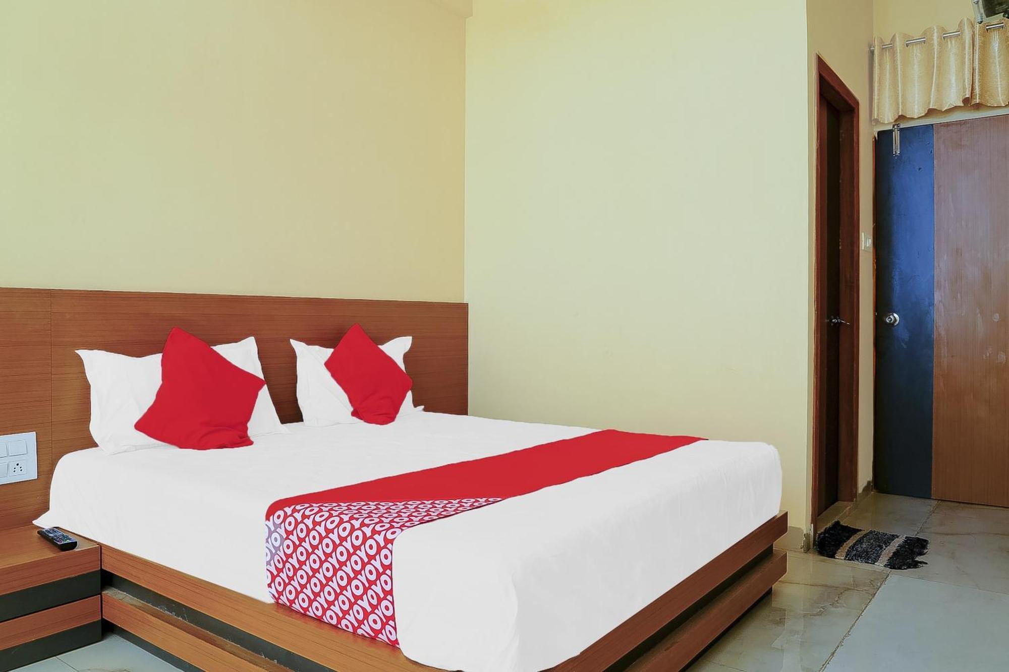 Oyo Hotel Shree Krishna Inn Rooms Surat Exterior photo